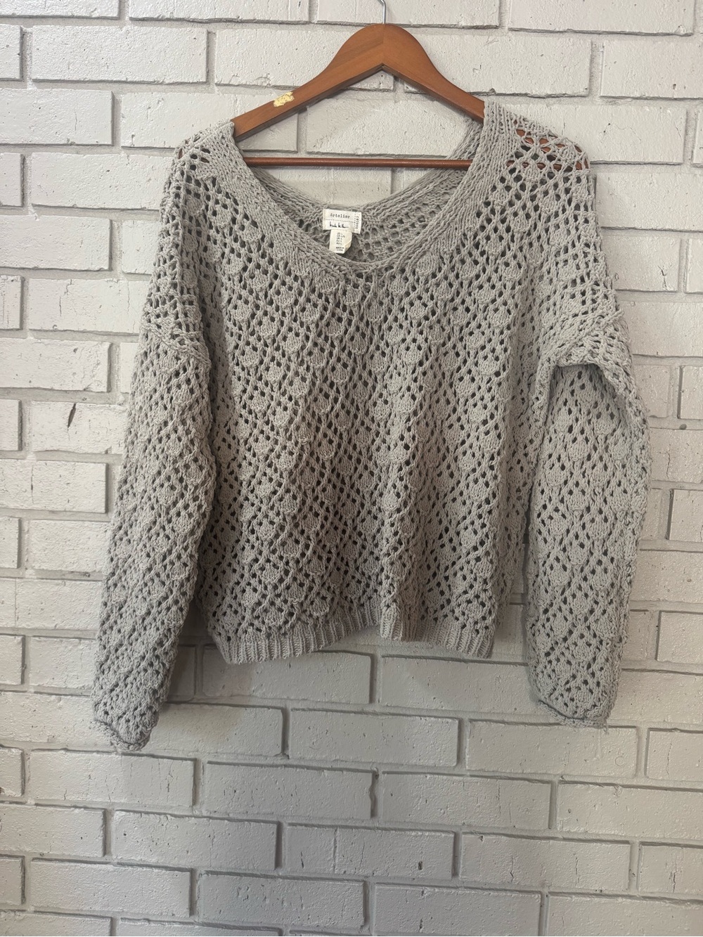 Open-Knit V-Neck Sweater in tan size m Artelier Nicole Miller